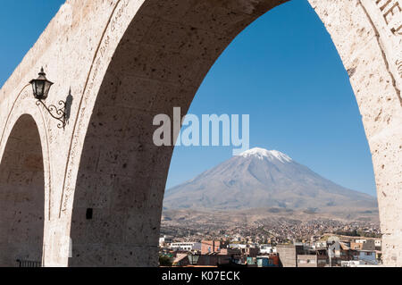 Ein Blick auf El Misti, ein aktiver Vulkan überragt die Stadt Arequipa, aus Sicht Yanahuara, Peru gesehen. Stockfoto