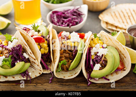 Zog Schweinefleisch Tacos mit Rotkohl und Avocados Stockfoto