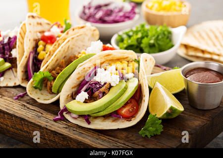 Zog Schweinefleisch Tacos mit Rotkohl und Avocados Stockfoto