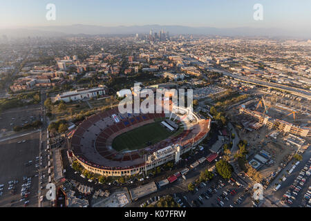 Los Angeles, Kalifornien, USA - 7. August 2017: Luftaufnahme des historischen LA Memorial Coliseum Stadium, USC und der Innenstadt. Stockfoto