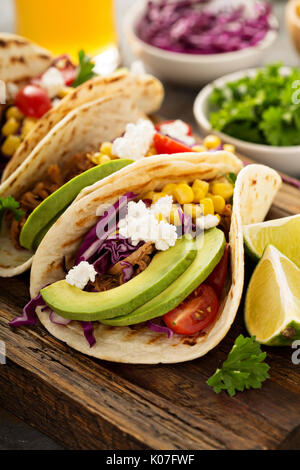 Zog Schweinefleisch Tacos mit Rotkohl und Avocados Stockfoto