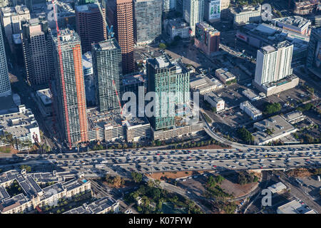 Los Angeles, Kalifornien, USA - 7. August 2017: Luftbild der Neuen hohen Turm Bau entlang der gestauten Hafen 110 Freeway in Downtown LA. Stockfoto