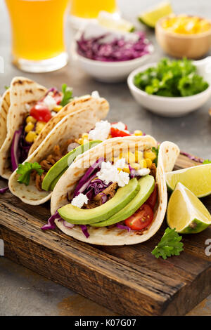 Zog Schweinefleisch Tacos mit Rotkohl und Avocados Stockfoto