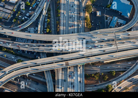 Antenne der Hafen 110 und Santa Monica 10 Autobahnkreuz in der Innenstadt von Los Angeles, Kalifornien. Stockfoto