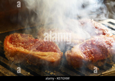 Brasilianischen Grill Fleisch picanha auf Holzkohle Grill Stockfoto