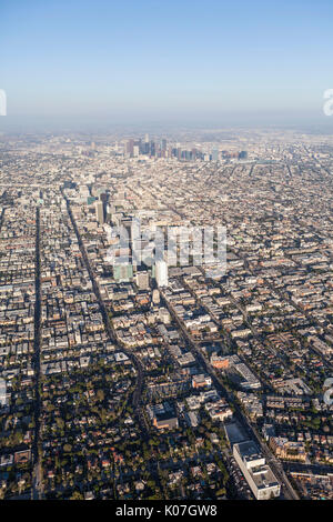 Smoggy Sommernachmittag Luftaufnahme des Wilshire Blvd und Downtown Los Angeles in Südkalifornien. Stockfoto