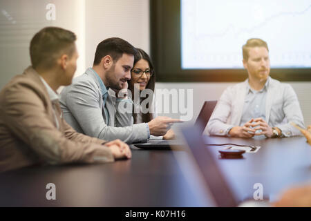 Perspektive Geschäftsleute in Sitzung im Konferenzraum Stockfoto