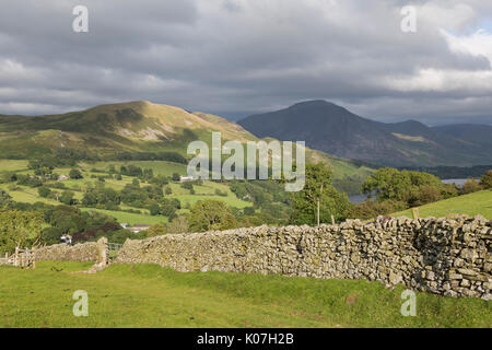 Loweswater, im Lake District, von Norden aus gesehen - West, in der Nähe von Iredale statt. Loweswater fiel, Darling fiel und Grasmoor sind in der Mitte - Abstand Stockfoto