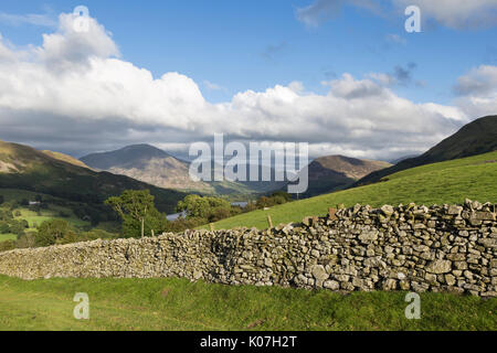 Loweswater, im Lake District, von Norden aus gesehen - West, in der Nähe von Iredale statt. Burnbank Mellbreak Grasmoor, und fiel in der Mitte - Abstand Stockfoto