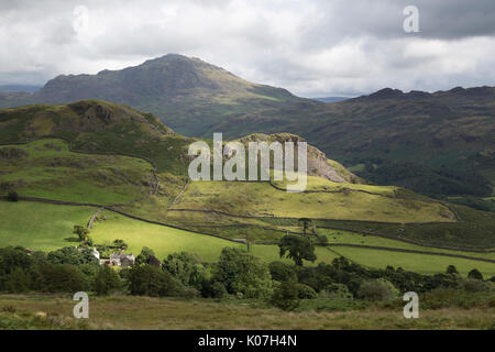 Süd-östlich von den Hügeln über Eskdale Mühle, Booten, auf dem Weg zu fernen Harter fiel im Lake District, Cumbria Stockfoto