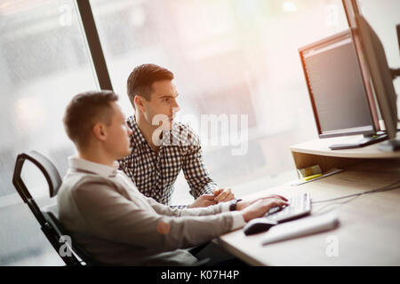 Bild von zwei Geschäftsmänner Arbeiten am Computer Stockfoto