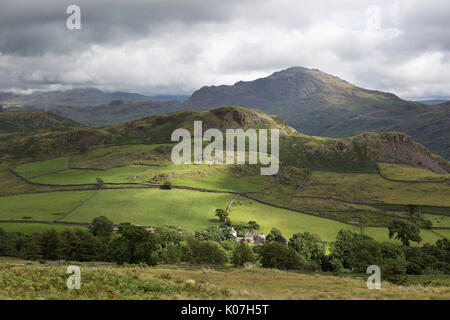 Süd-östlich von den Hügeln über Eskdale Mühle, Booten, auf dem Weg zu fernen Harter fiel im Lake District, Cumbria Stockfoto