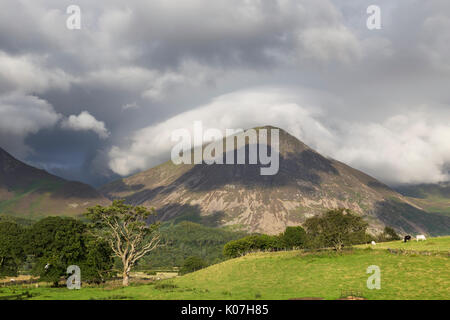 Die Wolken hängen über Grasmoor, neben Crummock Water im Lake District, Cumbria, England. (Blick aus dem Westen, aus der Nähe der Kirkstile Inn) Stockfoto