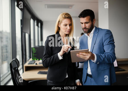 Portrait von attraktiven Geschäftspartner mit Tablet Stockfoto