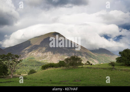 Die Wolken hängen über Grasmoor, neben Crummock Water im Lake District, Cumbria, England. (Blick aus dem Westen, aus der Nähe der Kirkstile Inn) Stockfoto