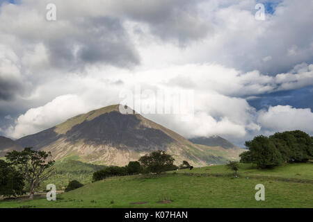 Die Wolken hängen über Grasmoor, neben Crummock Water im Lake District, Cumbria, England. (Blick aus dem Westen, aus der Nähe der Kirkstile Inn) Stockfoto