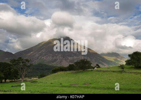 Die Wolken hängen über Grasmoor, neben Crummock Water im Lake District, Cumbria, England. (Blick aus dem Westen, aus der Nähe der Kirkstile Inn) Stockfoto