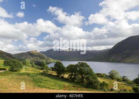 Crummock Water-süd-östlich über die Wiesen neben hohen Holz, in Richtung Rannerdale Knotts und die Berge dahinter, Lake District, Cumbria, Großbritannien Stockfoto