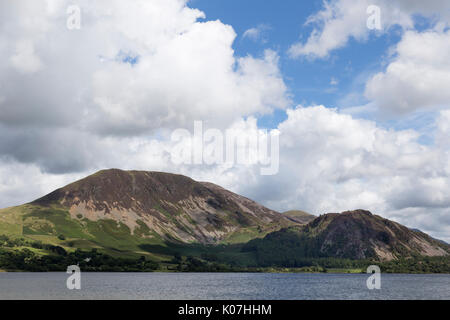 Der Blick auf die Süd-östlich, Ennerdale Wasser in Richtung Bowness Knott und die Berge dahinter, Lake District, Cumbria, England Stockfoto