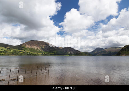 Der Blick auf die Süd-östlich, Ennerdale Wasser in Richtung Bowness Knott und die Berge dahinter, Lake District, Cumbria, England Stockfoto