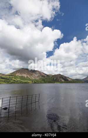 Der Blick auf die Süd-östlich, Ennerdale Wasser in Richtung Bowness Knott und die Berge dahinter, Lake District, Cumbria, England Stockfoto