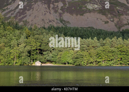 Die Aussicht über das nördliche Ende der Crummock Water suchen, zeigt das Boat House, Lanthwaite Holz und jenseits, Grasmoor, Lake District, Cumbria, Großbritannien Stockfoto