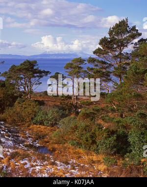 Blick Richtung Rhum und Eigg vom Loch Ailort, Moidart, West Highlands Stockfoto