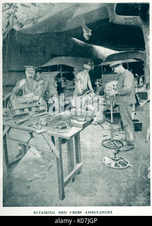 Rote Kreuz-Krankenwagen reparieren 1916 Stockfoto