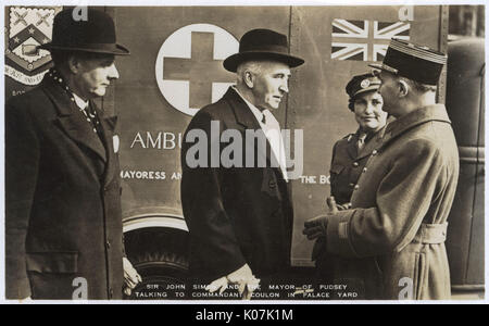 Sir John Simon und Bürgermeister von Pudsey sprechen mit Kommandant Coulon Stockfoto