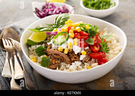 Abendessen Schüssel mit Reis und zog Schweinefleisch Stockfoto