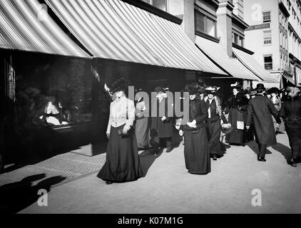 Gruppe von weihnachtskäufer Shopping auf der Sixth Avenue, New York City, USA Datum: ca. 1900 Stockfoto