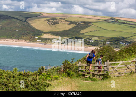 Gehen und Wandern auf dem Costalpfad auf Dem Baggy Point in Richtung Putsborough Beach in North Devon, Großbritannien, England Stockfoto