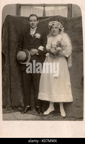 Ein junges Paar im Hochzeitskostüm Stockfoto