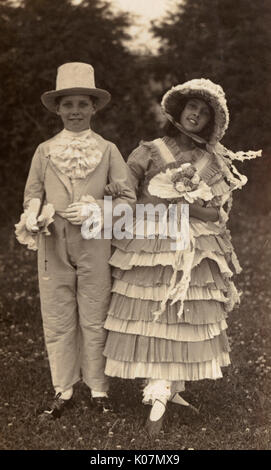 Junge und Mädchen in historischem Kostüm Stockfoto