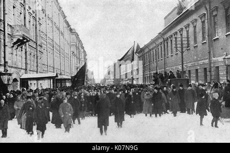Revolutionäre marschieren nach Duma, Petrograd, Russland Stockfoto