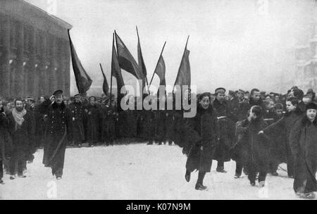 Revolutionäre marschieren, Petrograd, Russland Stockfoto