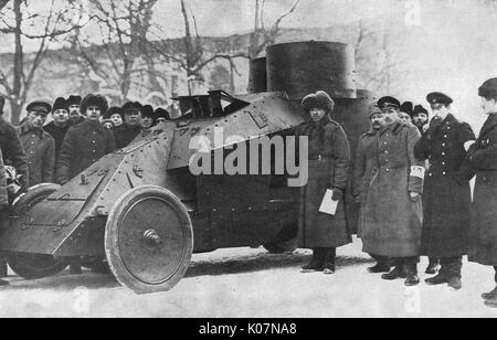 Stadtmiliz mit Panzerwagen, Petrograd, Russland Stockfoto