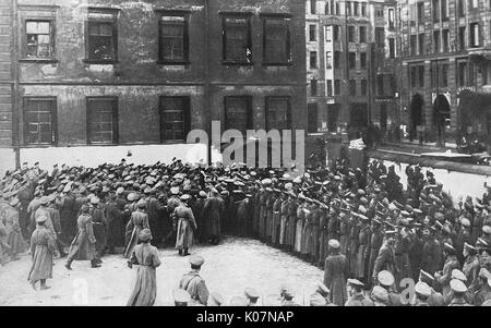 Soldaten auf Parade während der Revolution, Petrograd, Russland Stockfoto