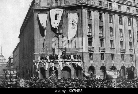 Das Hotel Astoria zeigt seine Treue zur Revolution mit Fahnen, Petrograd (St. Petersburg), Russland. Im Erdgeschoss Fenster sind noch mit Brettern vernagelt, nach der früheren Anschlag auf das Gebäude. Datum: ca. 1918 Stockfoto
