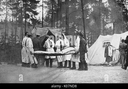 Verwundete, Ankunft im Feldlazarett, Russland, WW1 Stockfoto