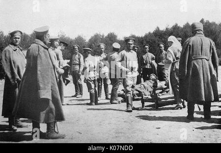 Verwundete Männer warten auf Transport, Russland, WW1 Stockfoto