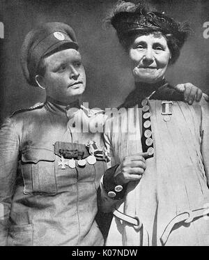 Frau Emmeline Pankhurst (1858-1928), Gründer und Leiter des Sozialen der Frauen und die Politische Union, und Maria Bochkareva (1889-1920), Weibliche russische Soldaten, die Frauen Bataillon des Todes gebildet und im Ersten Weltkrieg gekämpft. Zwei Führer der Frauen zusammen, während eines Besuchs von Frau Pankhurst nach Russland. Datum: 1917 Stockfoto