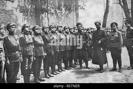 Maria Bochkareva (ganz rechts, 1889-1920), Weibliche russische Soldaten, die Frauen Bataillon des Todes gebildet und im Ersten Weltkrieg gekämpft. Sie ist mit ihren männlichen Offiziere, die gekommen sind, um die Frauen Soldaten zu fördern. Datum: 1917 Stockfoto