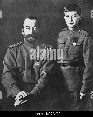 Zar Nikolaus II. von Russland (1868-1918) und seinem Sohn Alexej Nikolaevich, tsarevich von Russland (1904-1918), der hier in Uniform gesehen nach der Zar abgedankt hatte. Datum: ca. 1917 Stockfoto