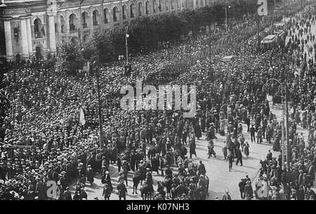 Kosaken und Menschenmassen während der Revolution, Petrograd, Russland Stockfoto