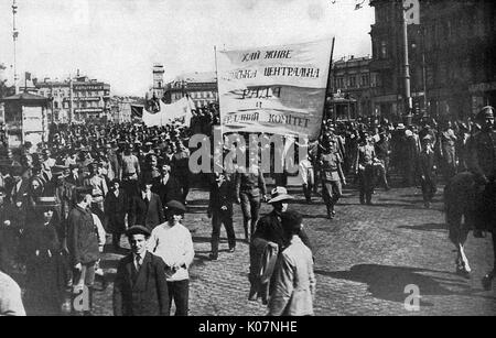 Parade mit Bannern während der Revolution, Petrograd, Russland Stockfoto