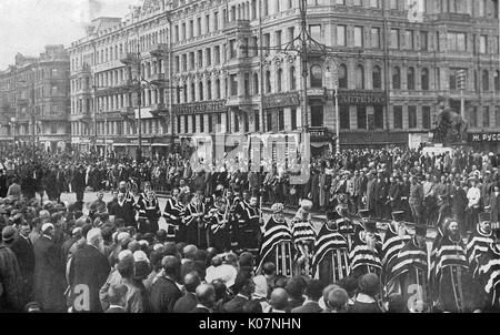 Öffentliche Beerdigung von Loyalisten während der Revolution, Russland Stockfoto