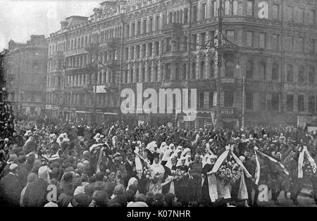 Öffentliche Beerdigung von Loyalisten während der Revolution, Russland Stockfoto