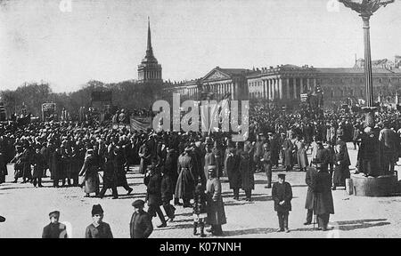 Die Menschen in der Nähe von Winter Palace Square, Petrograd (St. Petersburg), Russland, Antizipation einer konterrevolutionären Herausforderung von General Kornilow und seine Kosaken Soldaten, Widerstand von den revolutionären Kräfte versprach. Datum: ca. 1917 Stockfoto