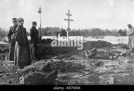 Revolution Opfer während eines Zeitraums von Bolschewiki geführte Anarchie in Russland, mit kreuzen ihre Begräbnisstätte zu markieren. Datum: ca. 1917 Stockfoto